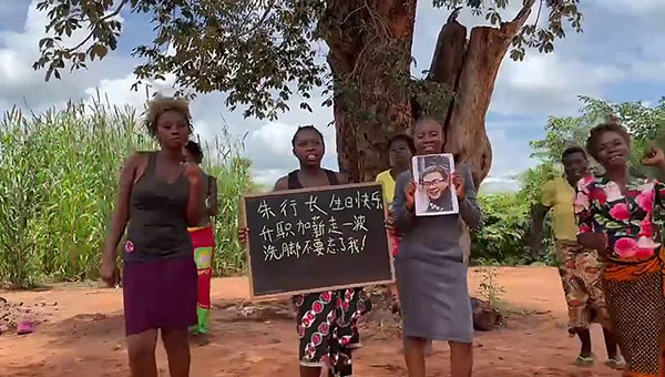 500字告知我们:非洲孩子祝福是模板做的还是活人录制?